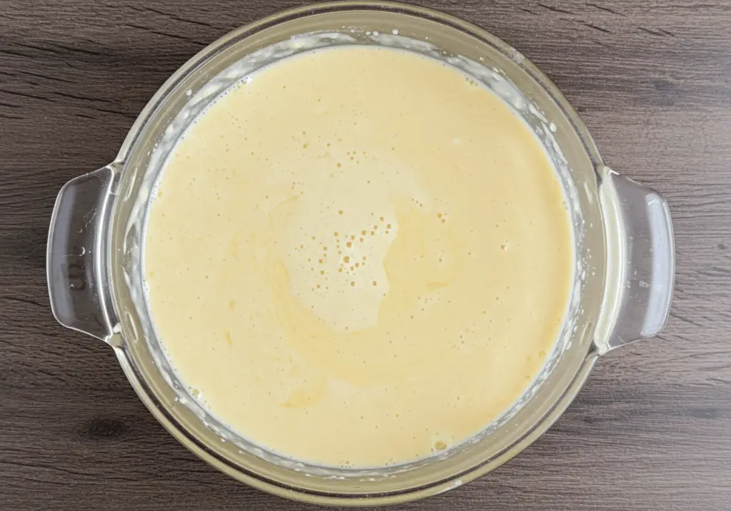 Préparation de la pâte à canelé avec de la farine, du lait, des œufs, du sucre, de la vanille et du rhum, puis repos de la pâte pour une texture parfaite.