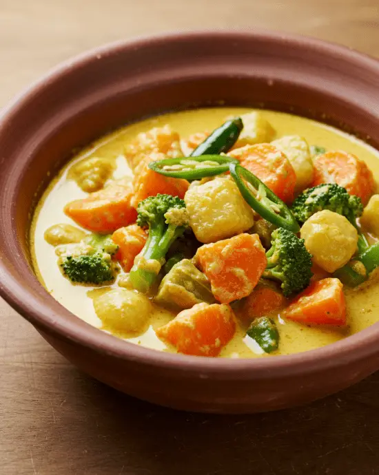 Curry de légumes épicé et réconfortant, avec des légumes tendres baignés dans une sauce au lait de coco crémeuse et pleine de saveurs.