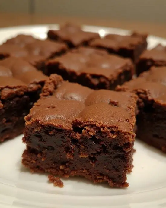Brownies aux cornflakes croustillants et brillants, prêts à être dégustés.