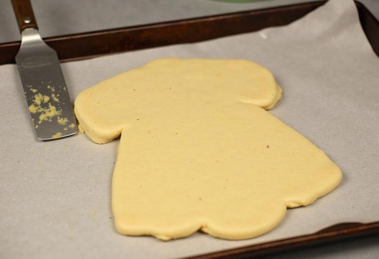 Portionnement de la pâte à bisuit pour Maxi Cookie Air Fryer sur une plaque de cuisson.