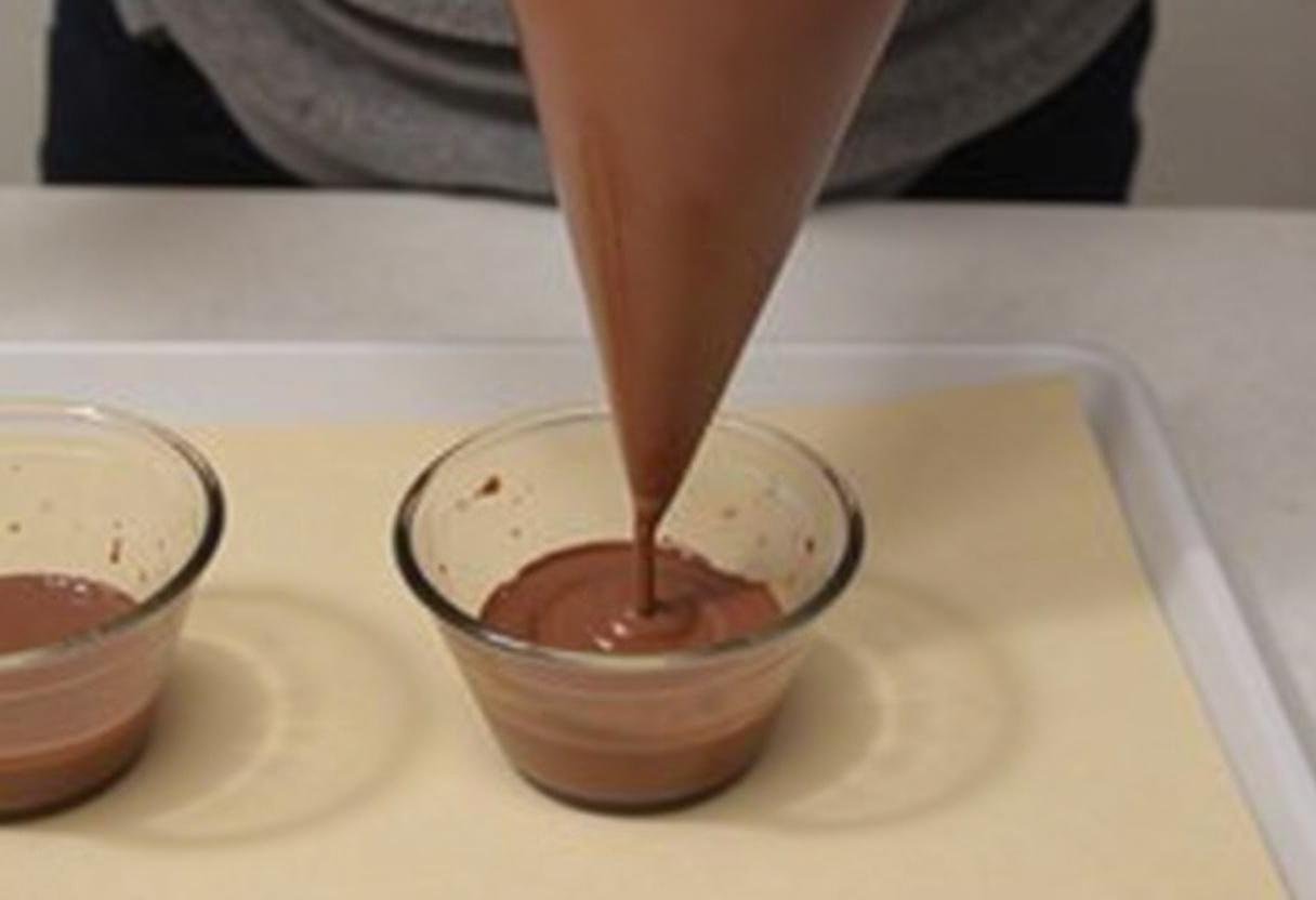 Mousse au chocolat versée dans des tasses en préparation du service.