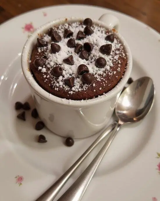 Délicieux Mug Cake au Chocolat minute décoré, prêt à être dégusté