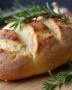 Pain Rustique à l'Ail et au Romarin sans Pétrissage parfaitement doré et décoré, prêt à être dégusté.