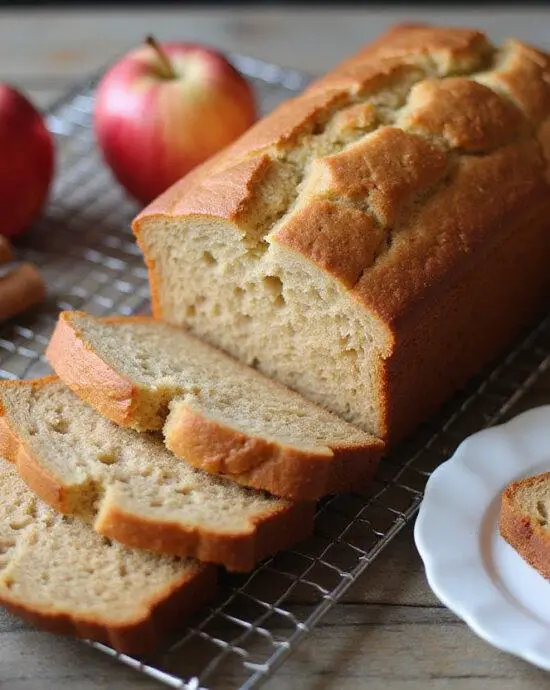 Pain à la compote de pommes et à la cannelle fraîchement cuit, parfait pour le petit-déjeuner.