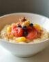 Dessert de semoule de riz fini pour bébés, orné de purée de fruits et de cannelle.