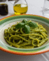 Delicious Salade de Pâtes au Pesto Verte presented with vibrant colors, ideal for a summer meal.