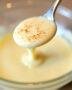 Sauce béchamel vegan crémeuse présentée dans un bol clair, mettant en valeur sa texture soyeuse et une pincée de muscade.
