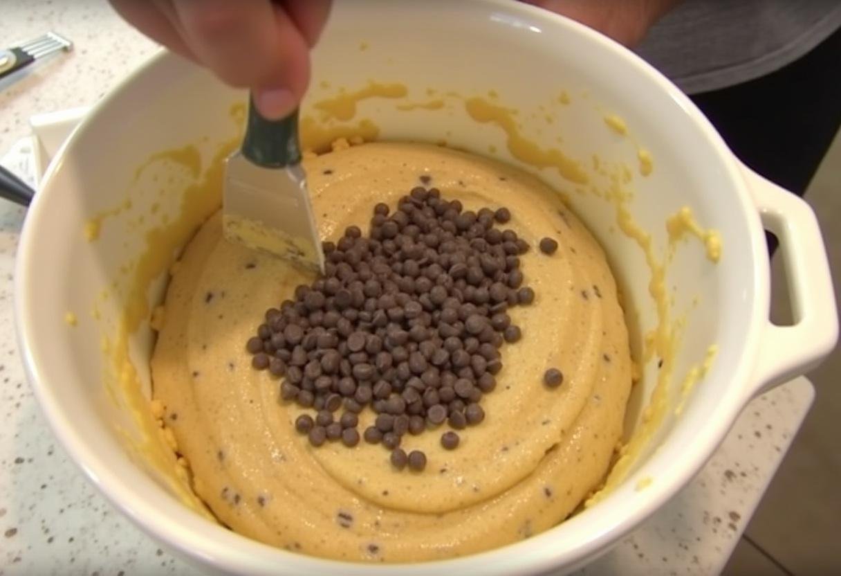Incorporation délicate des pépites de chocolat dans la pâte à cake pour un goût délicieux.