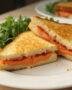 Croque monsieur au saumon fumé chic, prêt à déguster avec une présentation élégante.