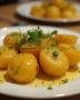 Présentation finale de différentes préparations de pommes de terre nouvelles, un plat délicieux et attrayant.