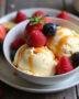 Bol de glace vegan maison décoré de fruits frais et d'un filet de sirop, illustrant la texture crémeuse et les couleurs vives de la glace.