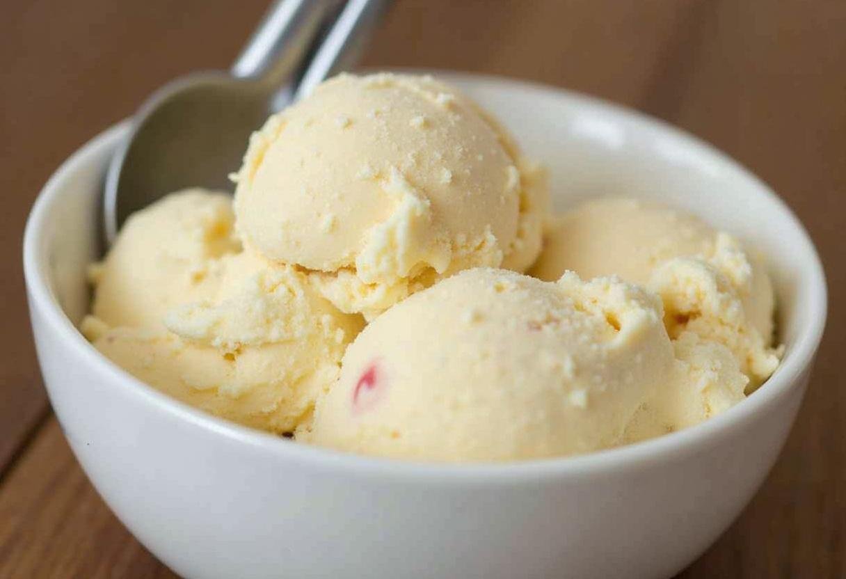 Retrait de la glace vegan congelée du congélateur pour la préparation à servir, avec une cuillère prête à être utilisée.