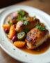 Assiette de haut de cuisse de poulet au four, garnie de légumes de saison et de persil, illustrant la recette savoureuse et raffinée.