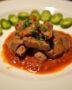 Détail d'une langue de bœuf avec sauce piquante cornichons, mettant en valeur la présentation attrayante du plat.
