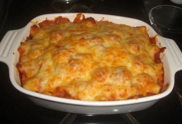 Présentation d'un plat de pâtes au fromage gratinées au four, montrant un gratin doré avec une croûte de fromage fondue délicieuse.