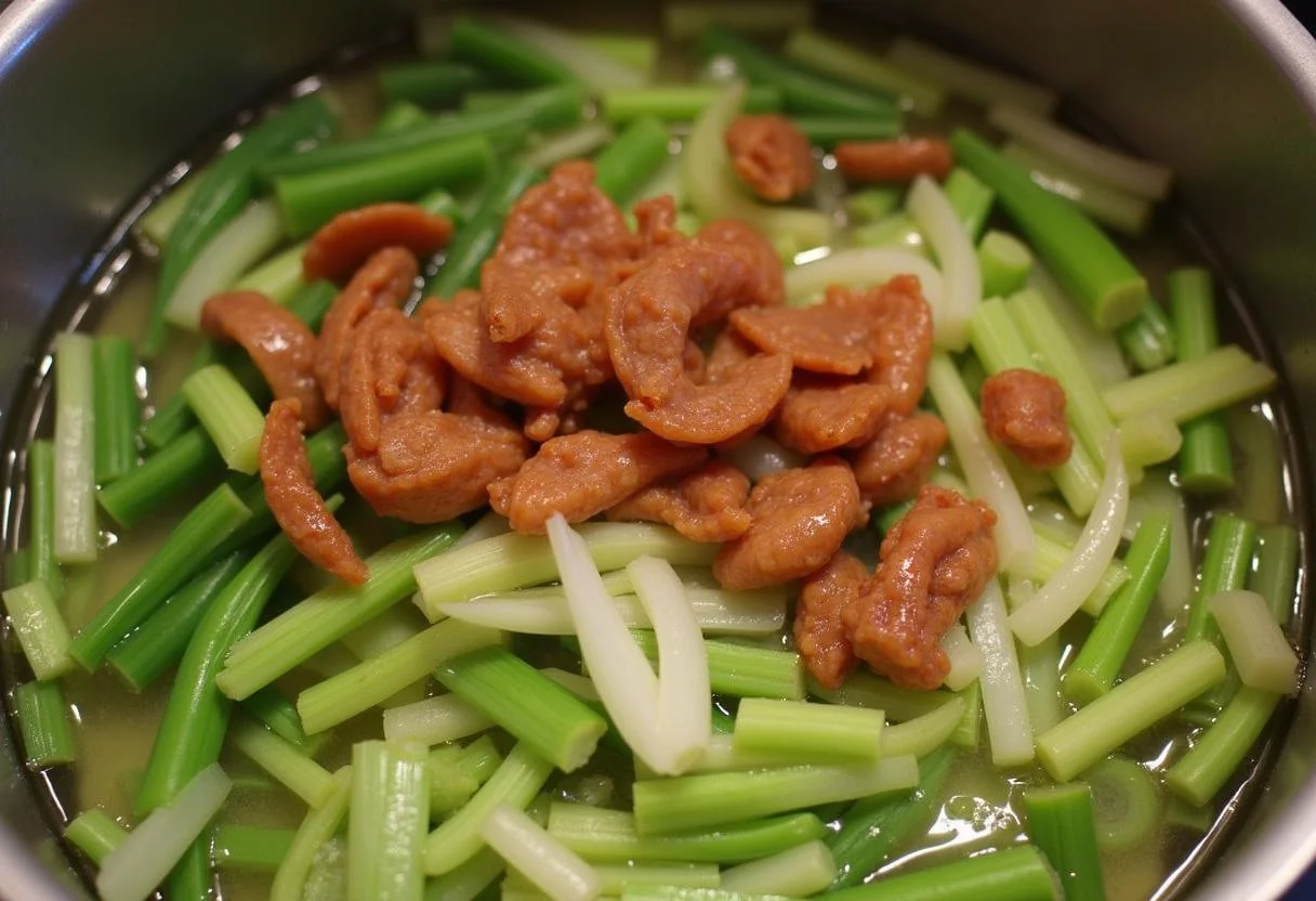 Ajout des lardons fumés dans la casserole de poireaux pour la recette lardon poireau, illustrant la cuisson des ingrédients.