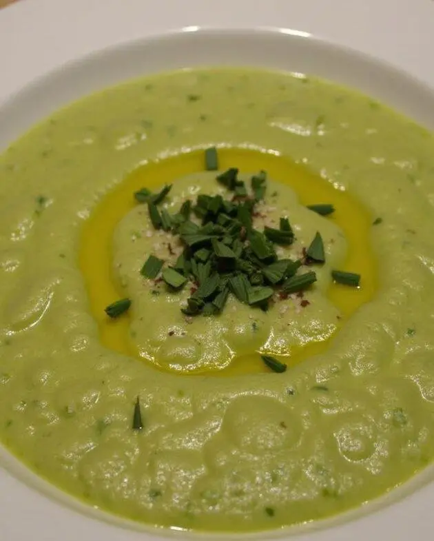 Purée de pois cassés au Cookeo présentée dans un bol, garnie d'huile d'olive et d'herbes fraîches.