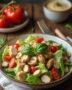 Salade césar gourmande et classique au poulet, joliment présentée avec des ingrédients frais sur une table.