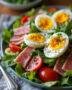 Détail de la salade niçoise classique terminée, un plat diététique idéal pour une cuisine saine.
