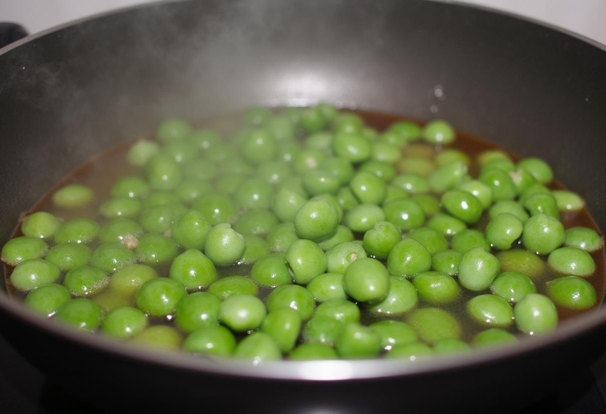 Ajout des petits pois dans la casserole avec le bouillon de légumes, illustrant une soupe au petit pois qui mijote lentement.
