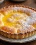 Tarte au sucre du Nord moelleuse parfaitement présentée avec une finition de sucre glace sur une table en bois.