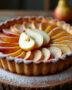 Tarte aux poires et pommes cuite à la perfection, mise en valeur sur une table en bois avec une garniture de sucre glace.