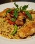 Présentation alléchante du tieb au poulet traditionnel du Sénégal, soulignant les couleurs vives du plat final.